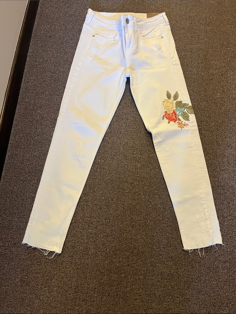 Zara White Mid-Rise Cropped Jeans with Multicolor Floral Embroidery